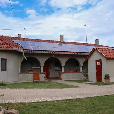 Zsigo Tanya Apartment Kiskunfelegyhaza Exterior photo